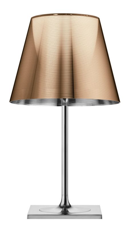 Ktribe Tischleuchte von Flos mit plissiertem Lampenschirm in Bronze und silbernem Fuß.